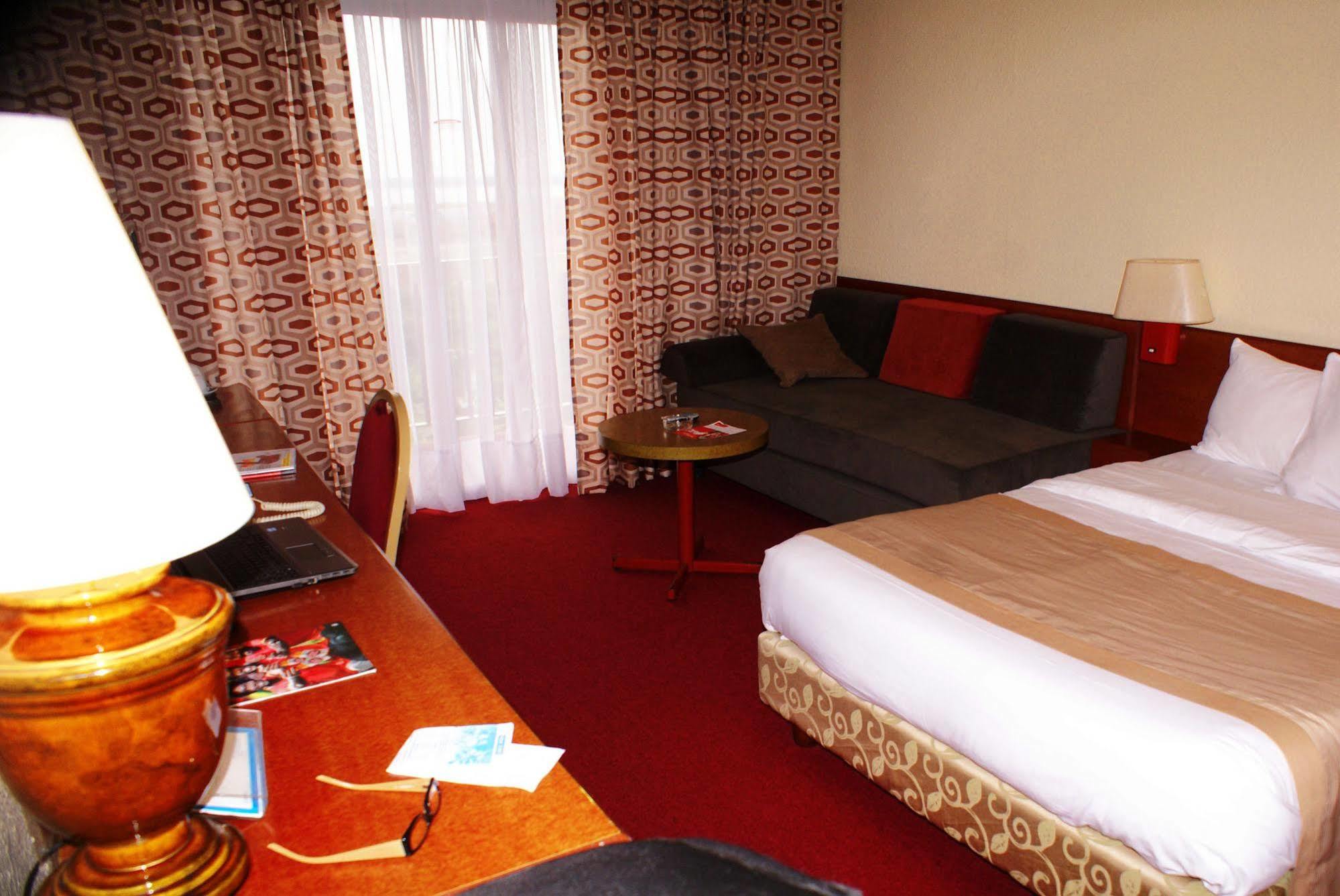 Hotel Sawa Дуала Екстериор снимка
